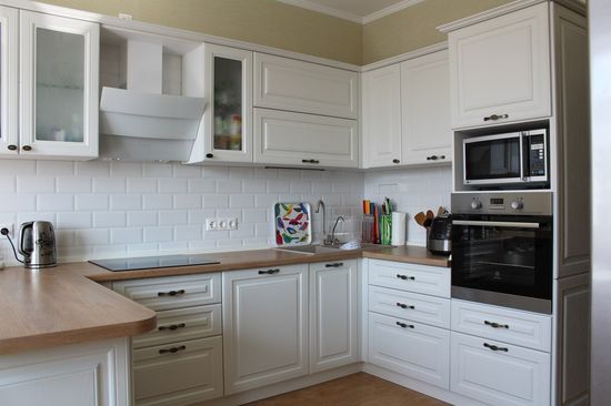 П-образный кухонный гарнитур в классическом стиле