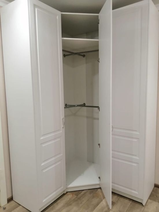 Угловой шкаф с распашными дверями