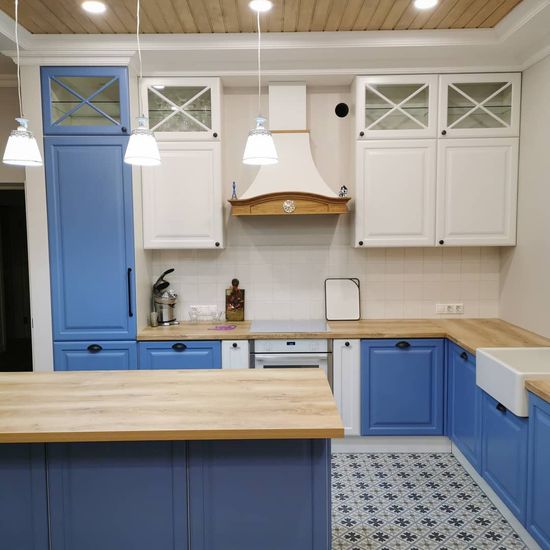 Классическая синяя кухня